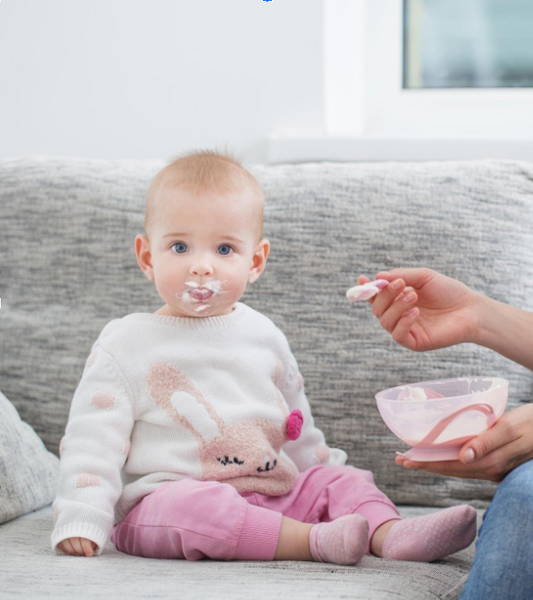 على أي عمر أستطيع أن أبدأ بإعطاء طفلي الأطعمة التي تتسبّب بالحساسية الشائعة؟
